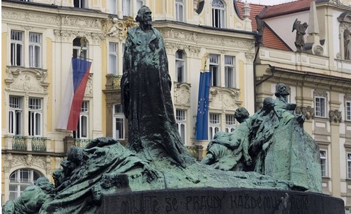 Prag'da Jan Hus anıtı, sabah vakti…
