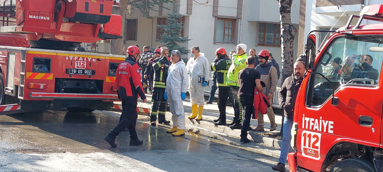 Mahalleyi havaya uçurmakla tehdit etmişti; ateşe verdiği evinde öldü